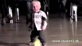 2-х летний малыш танцует рок-н-рол.mp4