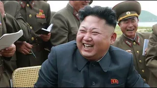 Ким Чен Ын развлекает парня , пока того стригут.Обычная сцена в Северной Корее.