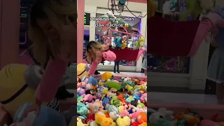 I’m a human claw machine 😱 #toys #game #fun