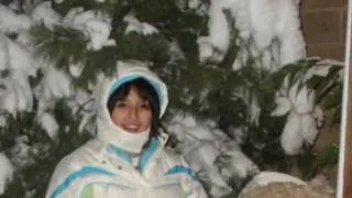 DANIELA JUGANDO EN LA NIEVE.wmv