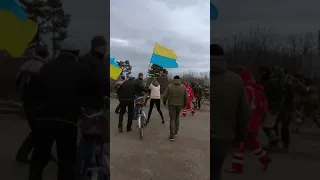 Российские военные открыли огонь по митингующим против оккупации