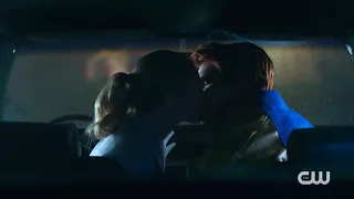 Betty beija Archie no carro | Riverdale 2x09 (Dublado)