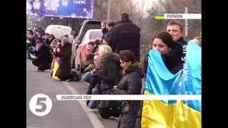 Львівщина на колінах зустрічала тіло загиблого бійця #АТО