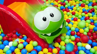 El juguete Om Nom construye una piscina de bolas. Juegos para niños.