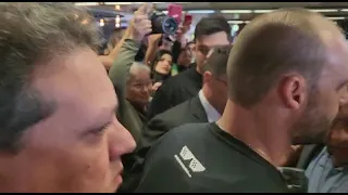 Apoiadores do ex-presidente Jair Bolsonaro o aguardam no aeroporto de Brasília