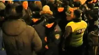 Митингующие заняли здание КГГА