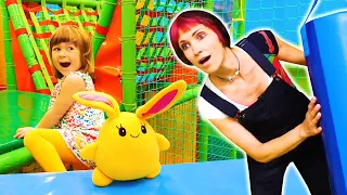 Divertissements pour enfants dans le parc d'attraction. Jeux avec Bianca et Lucky le lapin.