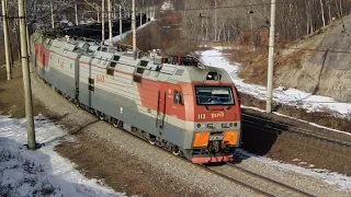 Система электровозов 2ЭС5К-113/078 с грузовым поездом и толкач 4ЭС5К-033 "Ермак" в хвосте.