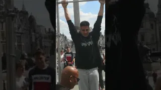 AKSHAY KUMAR ATTEMPTS THE HOLD ON BAR CHALLENGE!