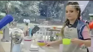 Larissa Manoela sendo provocada no programa BakeoffBrasil