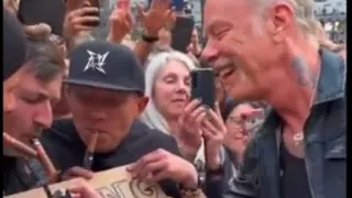 James Hetfield light cigars to the fans