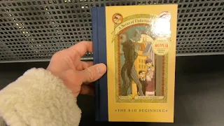 THE BAD BEGINNING A SERIES OF UNFORTUNATE EVENTS BOOK 1 LEMONY SNICKET CLOSE UP AND INSIDE LOOK