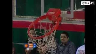 Robertas Javtokas breaks the rim vs Krasnye Krylia