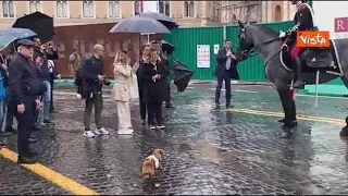 Meloni si ferma per una foto con la mascotte Briciola e i Carabinieri a cavallo