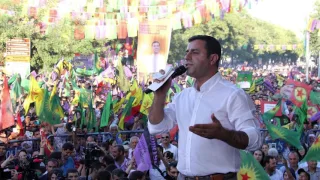 Media Kurd Kültür | Selahattin Demirtaş - Bulaşıcı Cesaret Okuyan: Kardeşi Süleyman Demirtaş