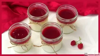 Panna cotta s malinovým přelivem. Dezert do skleničky.