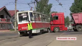 Видео "Новости-N": В Николаеве зерновоз протаранил трамвай