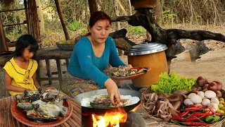 Catch and cook turtle for survival – Steamed turtle spicy with salt recipe +4food eating delicious