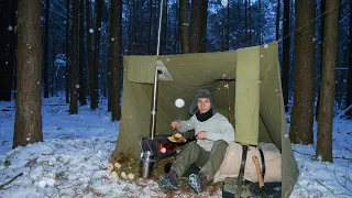 Zimowy biwak w namiocie z piecykiem, stek z dzika i szakszuka - w starym stylu