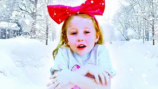 Nastya y sus amigas aventura de invierno y jugar con el muñeco de nieve