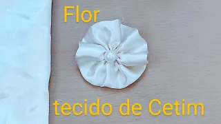 Tão linda flor no tecido de cetim, Sandra Monteiro