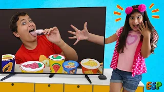 Maria Clara y JP comen los bocadillos en la TV