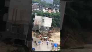 House collapse in heavry rainy flood, South China.洪水冲踏房屋