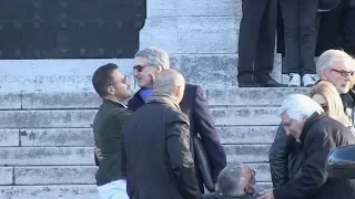 Antoine De Caunes et Jose Garcia aux obsèques de Philippe Gildas au Pere Lachaise a Paris