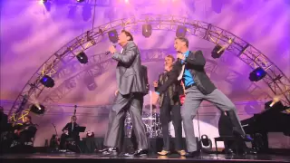 Ernie Haase & Signature Sound - My Heavenly Father Watches Over Me [Live]