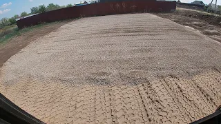 Планировка песка и щебня под ленточный фундамент.
