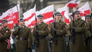 Żołnierze biorący udział w uroczystej odprawie wart odśpiewali hymn Polski