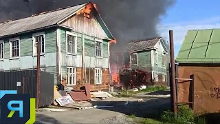 В Салехарде огонь охватил деревянный дом