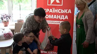 Волонтери «Української команди» відвідали реабілітаційний центр та передали дітям солодощі