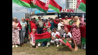 Спектр. Уручье. Патриоты с государственными флагами Беларуси // Belarus patriots with state flags