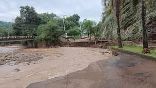 o rio destruiu a estrada na enchente em três coroas rs