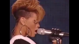 Rihanna sings dragostea and leaves everyone speechless