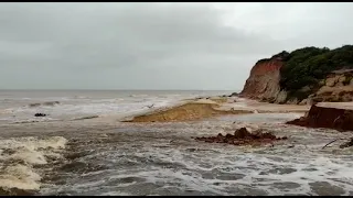 Devastação na praia da amendoeira, Prado, BA