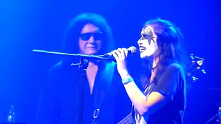 Gene Simmons Band - I was made for loving you - Fan is singing - Oberhausen - Turbinenhalle 2018