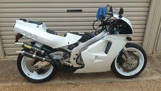 SUZUKI 1991 RGV 250 VJ22 Install fairings, lights and start up, Stage 2