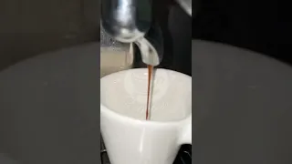 يستحيل ان تبقى القهوة مرة حين تعدها امرأة من سكر ☕️