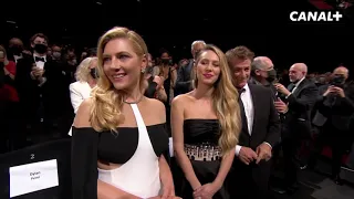 Ovation pour Dylan Penn, Sean Penn, et Katheryn Winnick pour présenter Flag Day - Cannes 2021