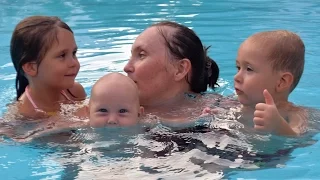 Маленькие дети плавают в бассейне под водой, купаются и ныряют. Дети плавают с рождения