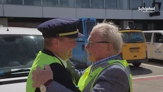 Vader zwaait zoon binnen op laatste vlucht