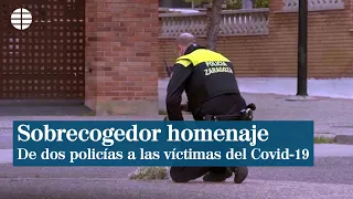 Sobrecogedor homenaje de dos policías a las víctimas de coronavirus | EL MUNDO