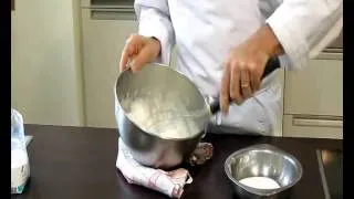 Cours de cuisine: Monter des blancs en neige à la main