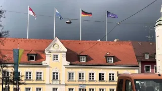 Fahnen auf dem Rathaus: Fürstenfeldbruck, Bayern, Deutschland, Europa