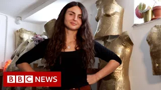 Artist celebrates women's bodies by making casts - BBC News