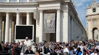 Papa Francesco bacia i Bambini (Basilica di San Pietro ⛪) (4k)(Città del Vaticano)