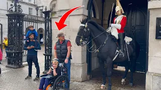 King’s Guard and Horse Act of Kindness Towards this Parent and Child is Priceless