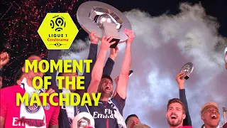 Paris receive their winners trophy at the Parc des Princes : Week 37 / 2017-18